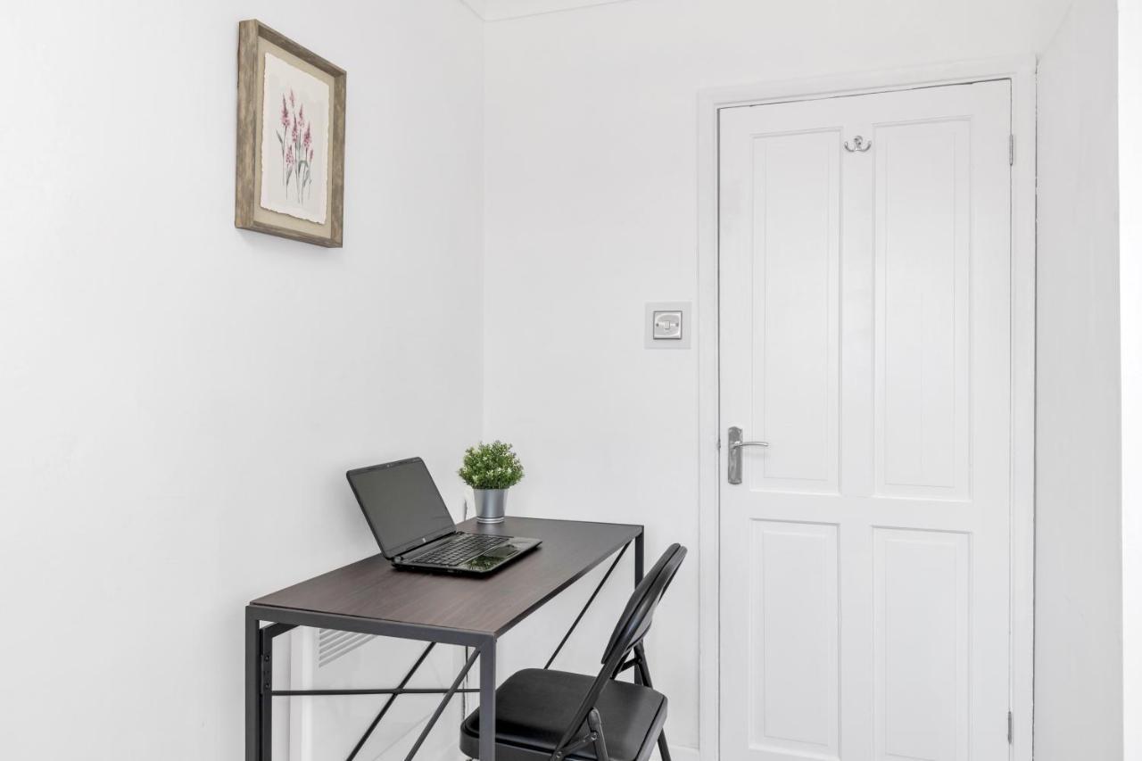 Modern Two Bedroom Apartment With Free Parking! Londýn Exteriér fotografie